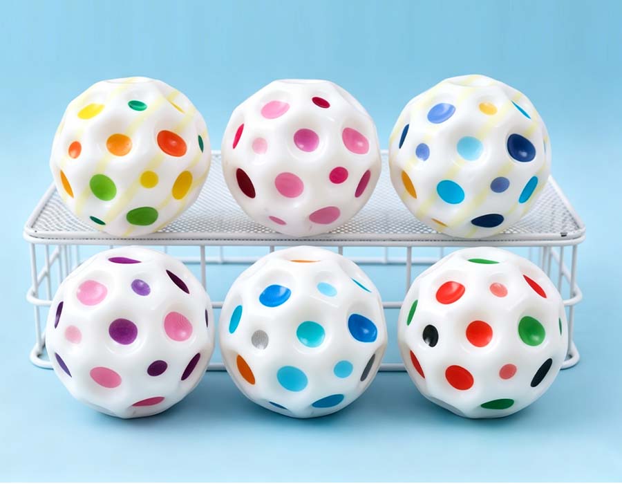 Boule perforée multicolore — Jouet extensible blanc