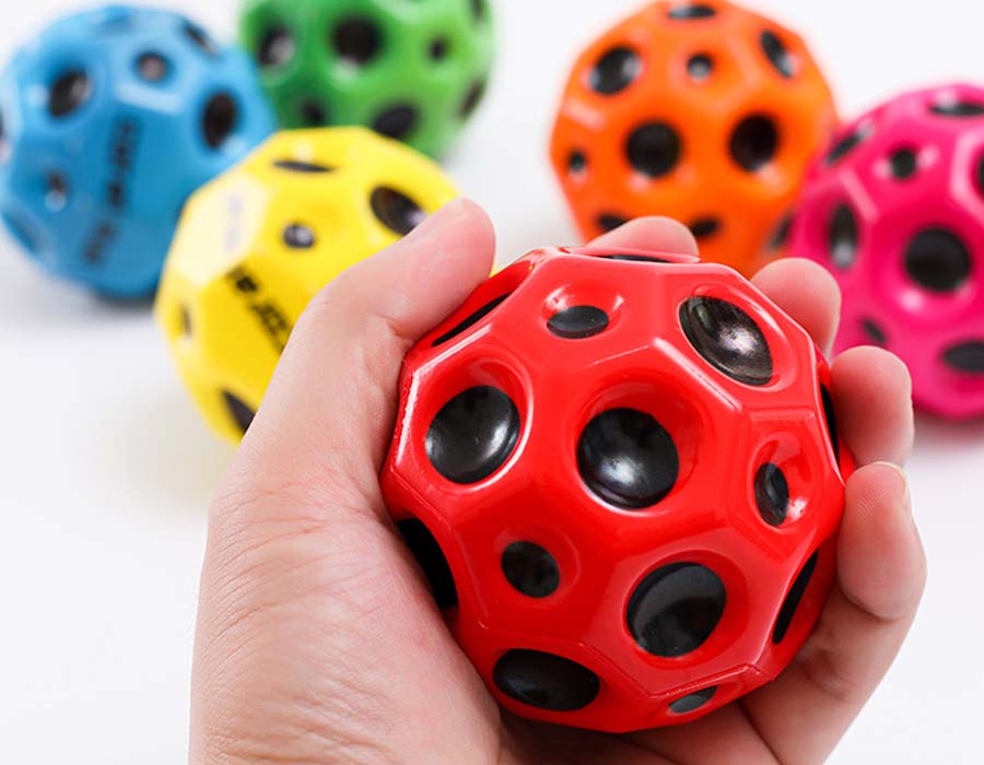 Jouet à balle élastique creuse en PU de 6 couleurs